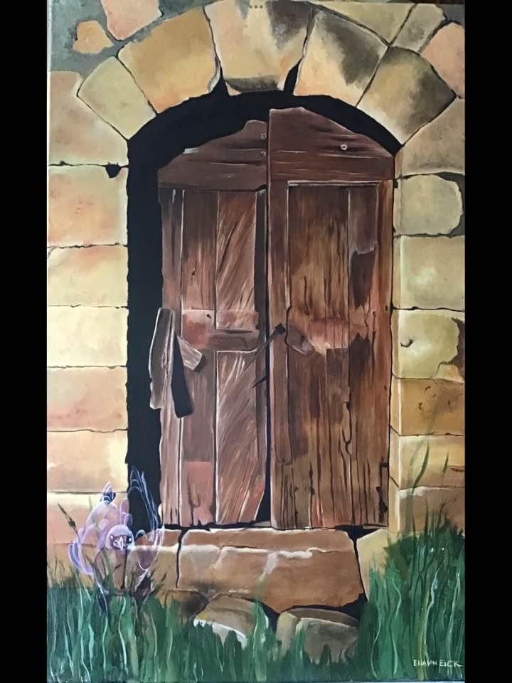 Bruine deur met een mysterieuze vogel in het gras